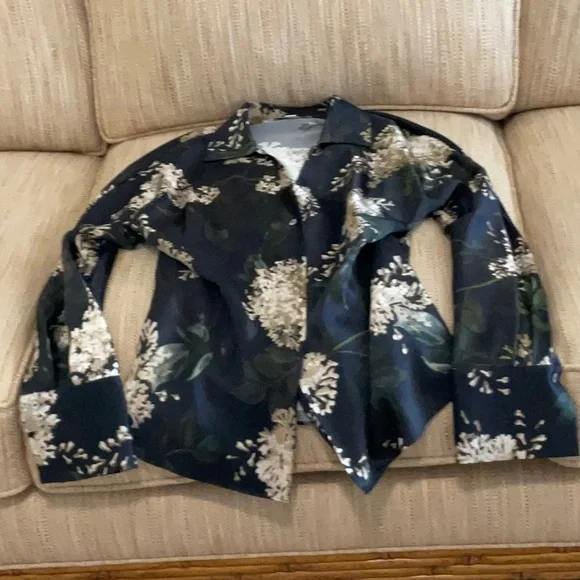 Vince Black and Gold Floral Button Down Shirt - Picture 7 of 8